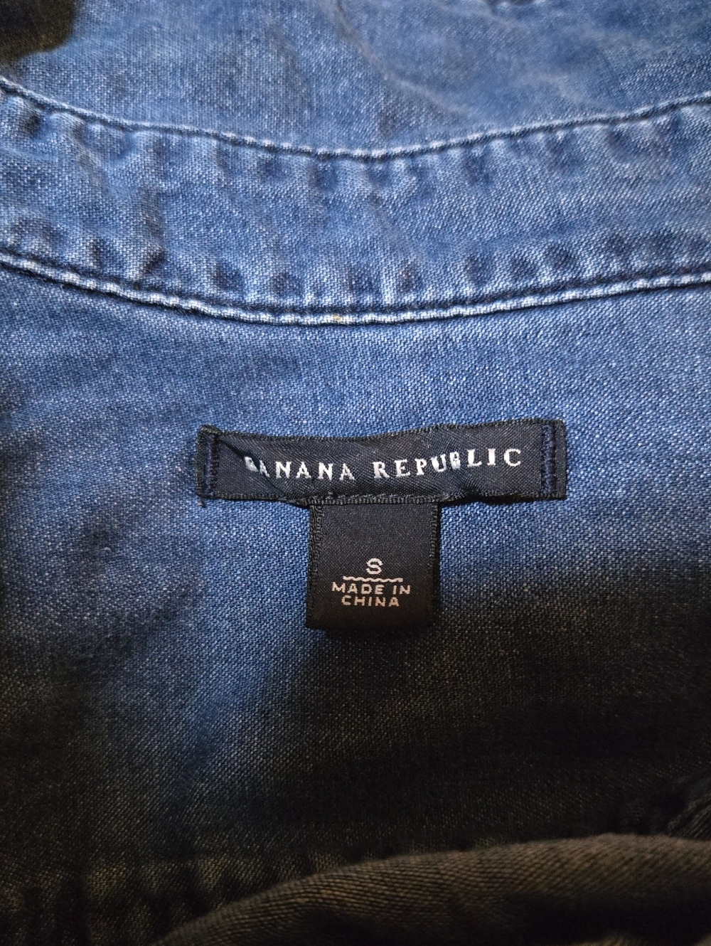 Banana Republic Soft Wash Top Women's Size Small Dark Blue Chambray Button Up